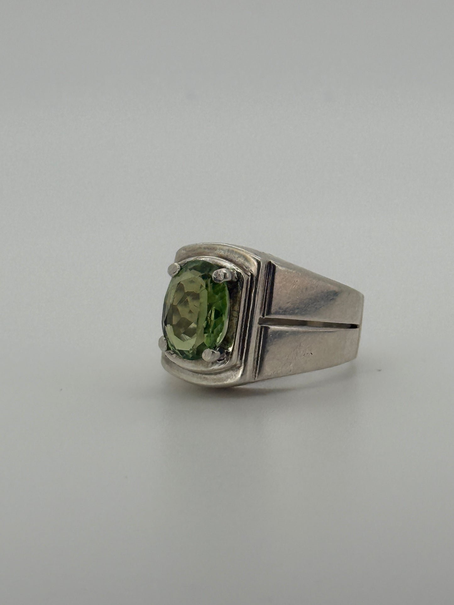 Hellgrüner Turmalin-Silberring – Elegantes handgefertigtes Design