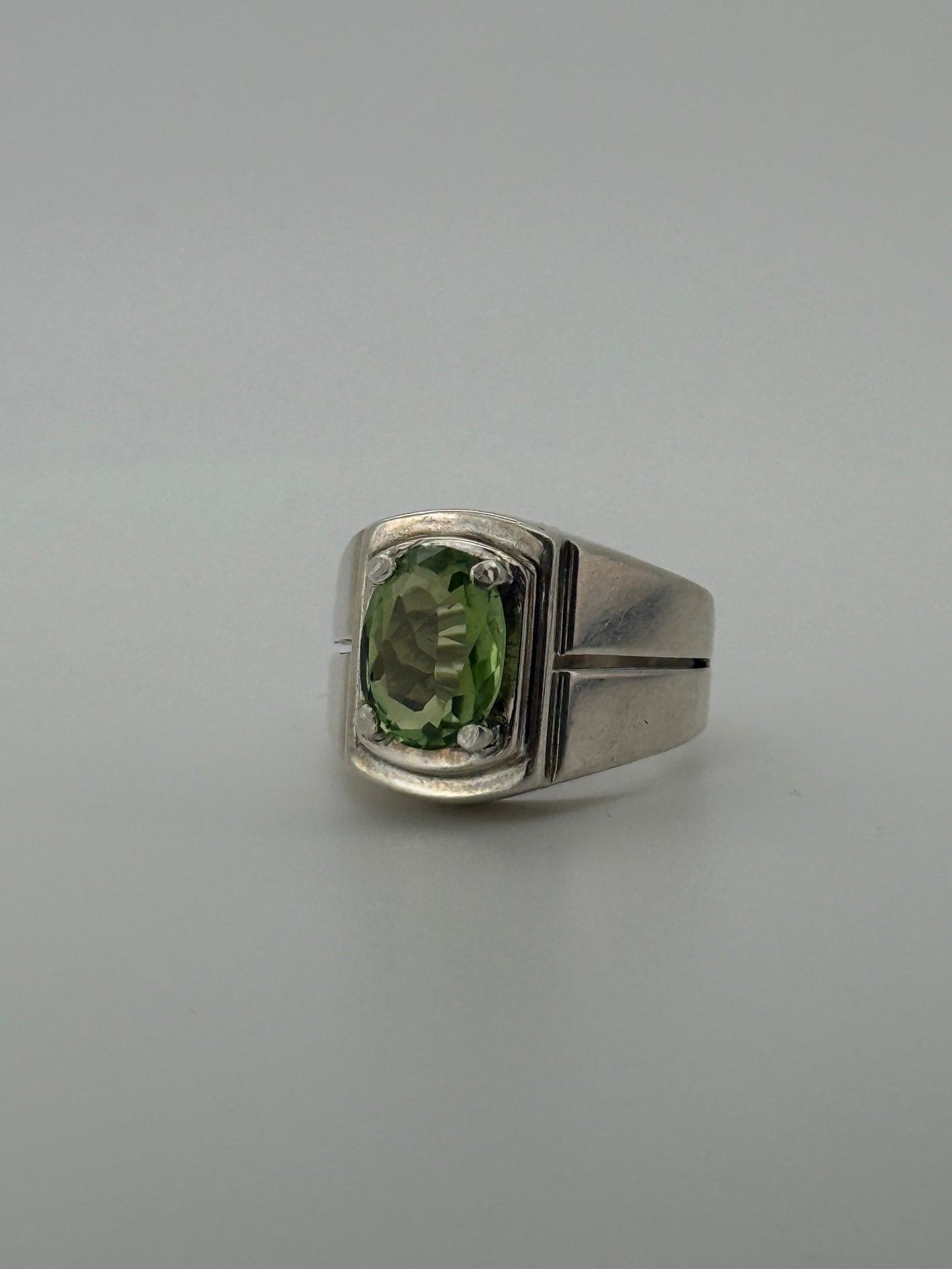 Hellgrüner Turmalin-Silberring – Elegantes handgefertigtes Design