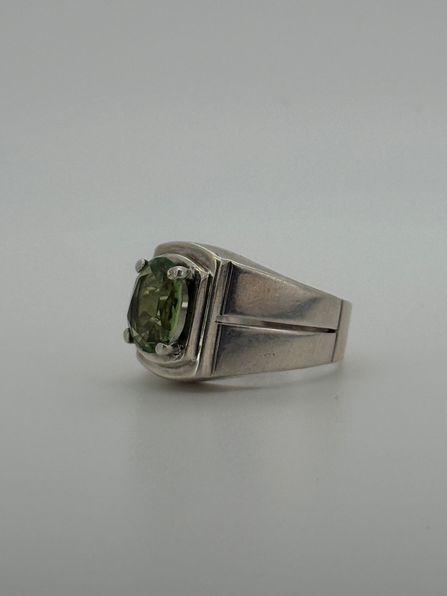 Hellgrüner Turmalin-Silberring – Elegantes handgefertigtes Design