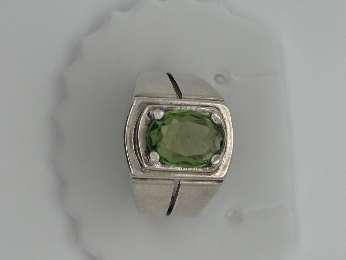Hellgrüner Turmalin-Silberring – Elegantes handgefertigtes Design