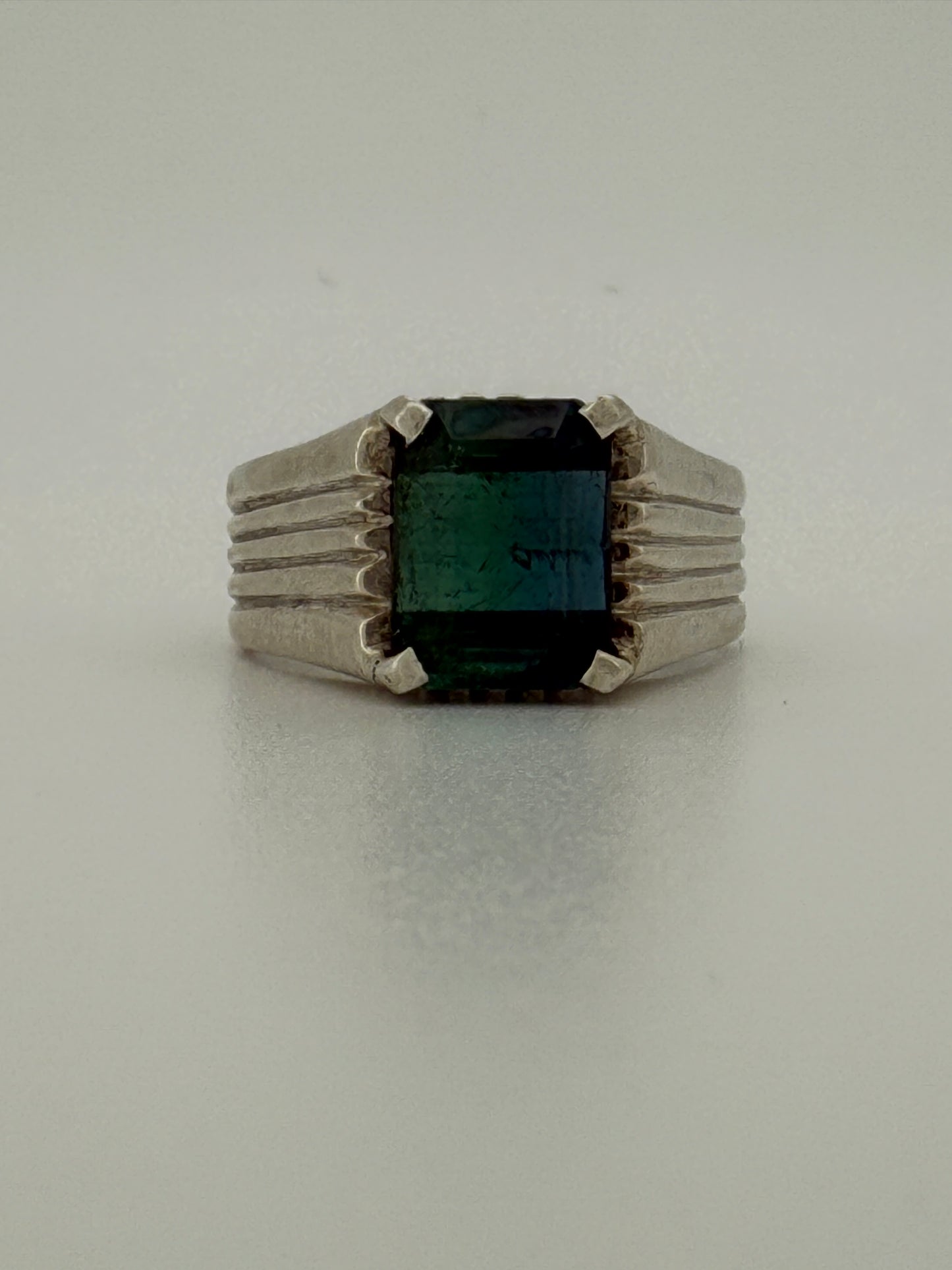 Eleganter ovaler Goldring mit rotem Edelstein und Diamant-Halo