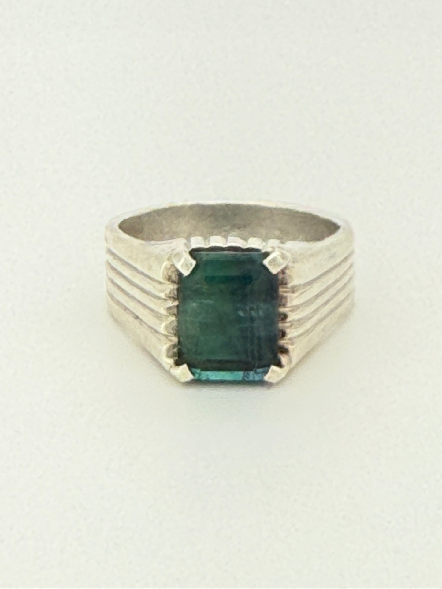 Eleganter ovaler Goldring mit rotem Edelstein und Diamant-Halo