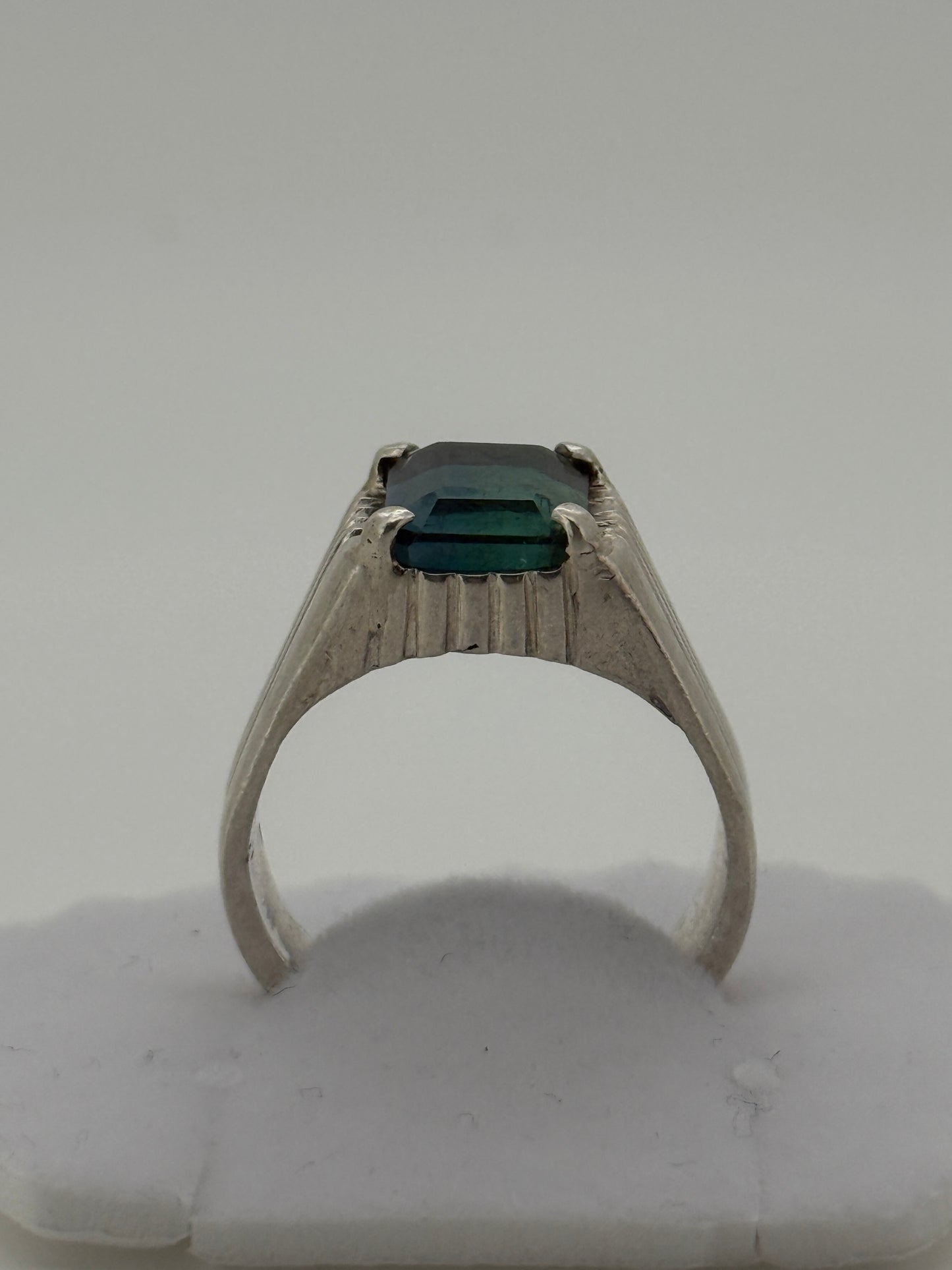 Eleganter ovaler Goldring mit rotem Edelstein und Diamant-Halo