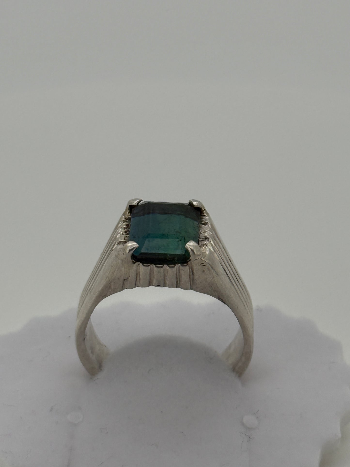 Eleganter ovaler Goldring mit rotem Edelstein und Diamant-Halo