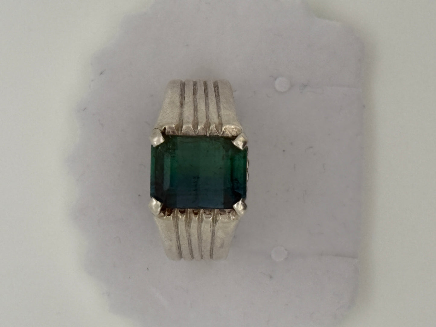 Eleganter ovaler Goldring mit rotem Edelstein und Diamant-Halo