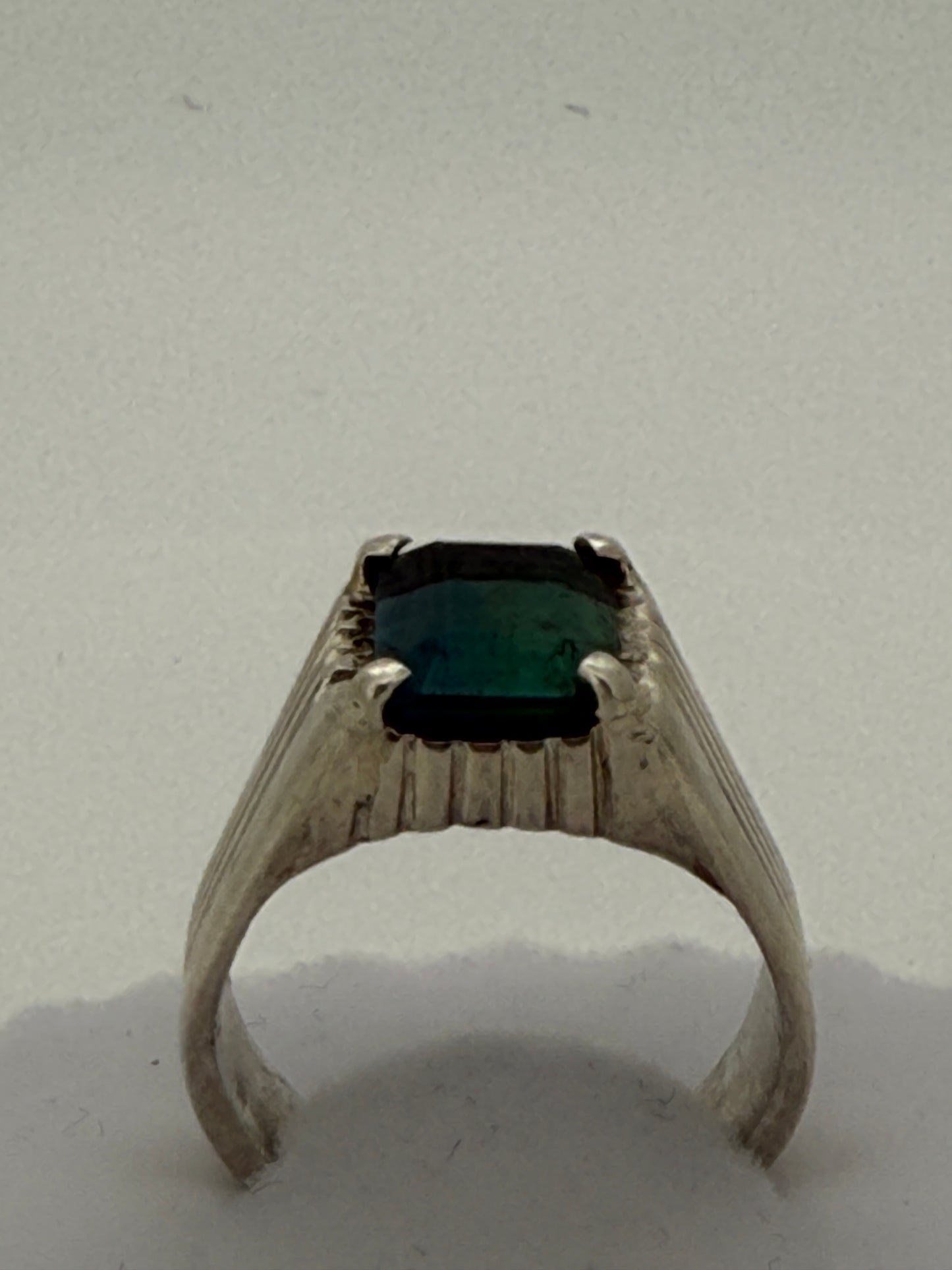 Eleganter ovaler Goldring mit rotem Edelstein und Diamant-Halo