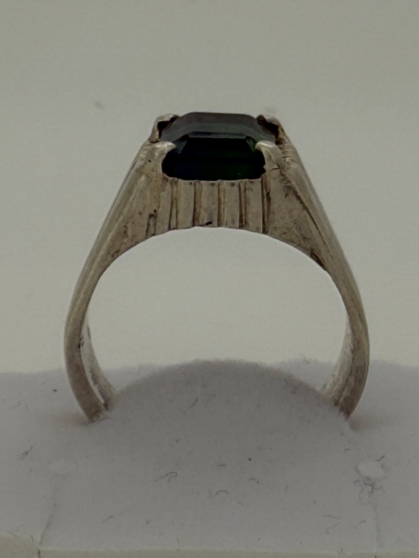 Eleganter ovaler Goldring mit rotem Edelstein und Diamant-Halo